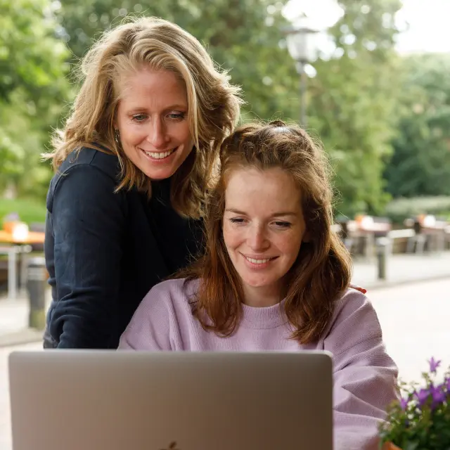 Samen achter een laptop buiten