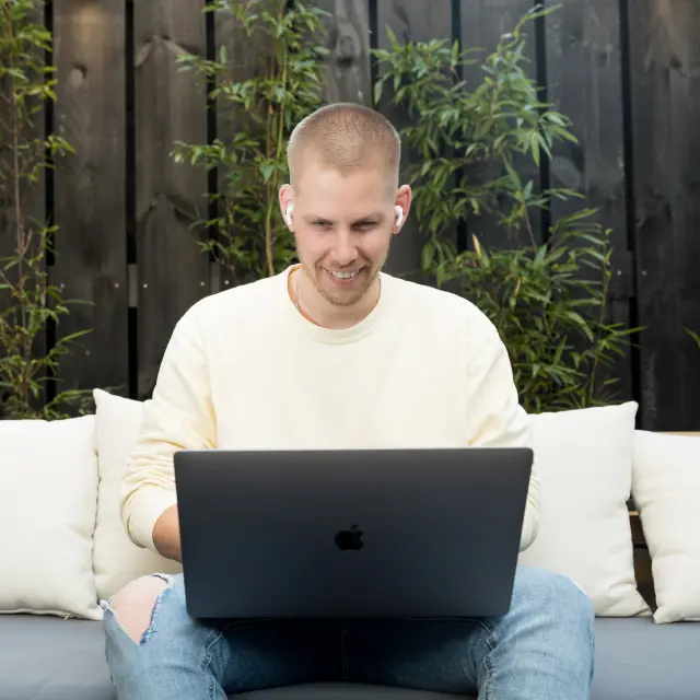 Zittend buiten achter de laptop