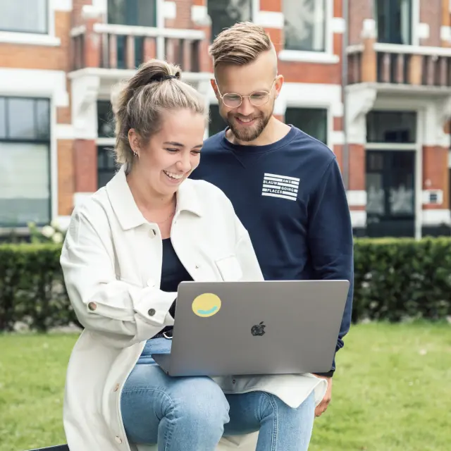 Samen aan het werk op ene laptop