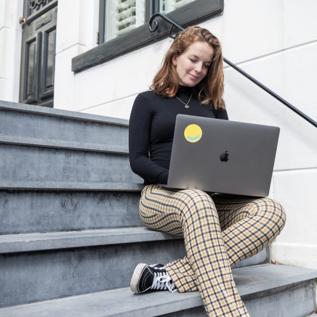 Met een laptop buiten op een trap