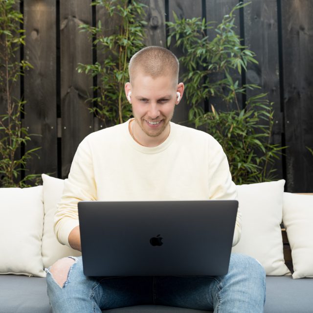 Zittend buiten achter de laptop