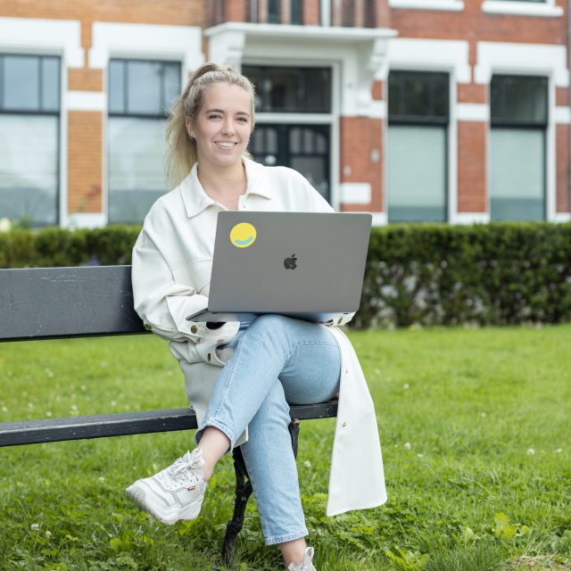 Aan het werk op laptop in het park