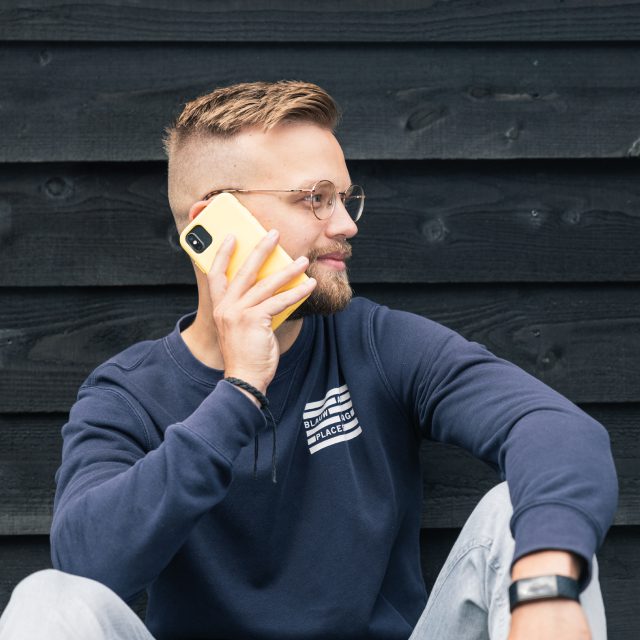 Telefoon aan het oor aan het bellen